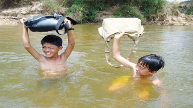 Lội sông đến trường