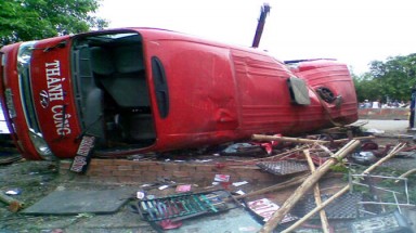  Xe khách đâm quán cà phê, 14 người gặp nạn