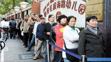  Trung Quốc: Cha mẹ lại xếp hàng xin học cho trẻ mầm non