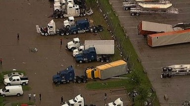 Lốc xoáy dữ dội tấn công nước Mỹ, hất xe tải lên không trung