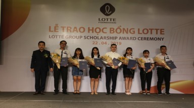 54 sinh viên xuất sắc nhận học bổng LOTTE “Thắp sáng tương lai”