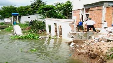 Cần Thơ: Sạt lở bất ngờ tại sông Trà Nóc, nhiều nhà dân trôi sông