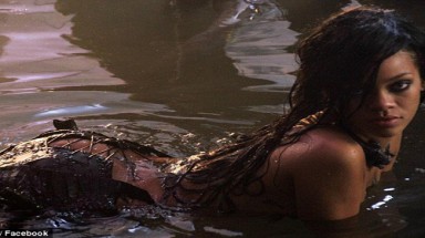 Rihanna lại khoe ngực trong đĩa đơn mới