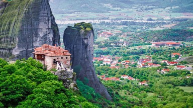 Độc đáo tu viện Meteora ”lơ lửng” trên núi tại Hy Lạp
