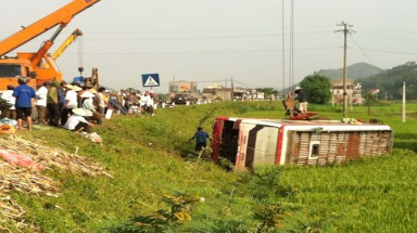  Nghệ An: Sáng nay, xe khách Lào... lao xuống ruộng !