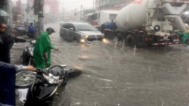 Đường Sài Gòn ngập sâu trong mưa lớn, nhiều người ngã nhào