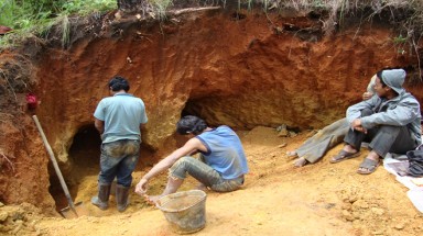 Theo chân dân đào thiếc ở Đà Lạt