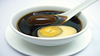 Độc đáo món trứng gà  nấu… chè.