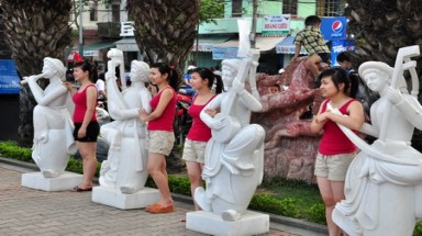 Ngẩn ngơ với rừng thiếu nữ “nude” hóa đá bên sông Hàn