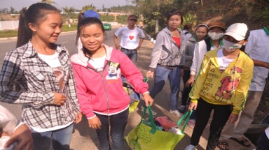 CLB Green Viet thu gom rác thải trên bán đảo Sơn Trà.