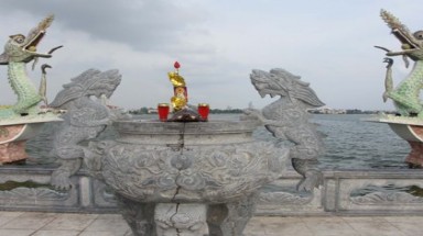 Rợn người cảnh giết rùa sống cúng tế trước hồ Tây
