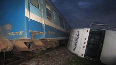   Nghệ An: Ô tô lật trên đường ray, tàu ách tắc 4 giờ