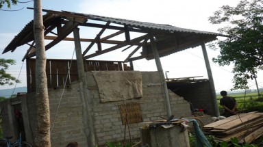 Lốc xoáy tại Nghệ An làm 1 người chết , 2 người bị thương