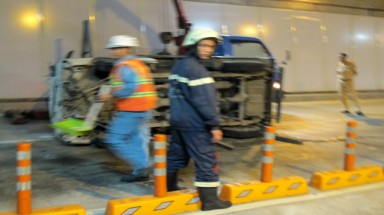  T.P HCM: Lật xe tải trong hầm Thủ Thiêm