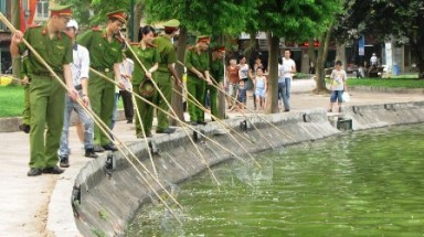 Học viên Học viện Cảnh sát nhân dân tham gia vớt rác hồ Gươm