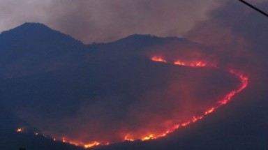  Cháy rực lửa trên đèo Hải Vân