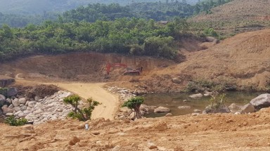 Chặn dòng sông, "làm lậu" công trình suối khoáng nóng Thần Tài