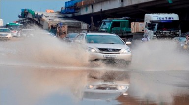 Sau cơn mưa nhỏ, đường Hà Nội biến thành "sông"