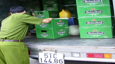 TPHCM: Triệt phá cơ sở sản xuất bia Heineken giả