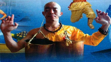 Người phóng kim xuyên qua tấm kính thủy tinh