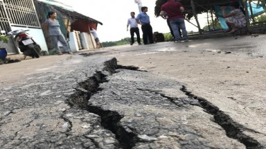 7 căn nhà ở Nhà Bè sắp bị lọt xuống sông
