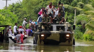 Sri Lanka: Lũ lụt lịch sử, người dân sơ tán trên xe bọc thép