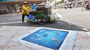 Nắp cống Sài Gòn biến thành những bức tranh trên phố