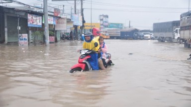 Đồng Nai: 4 chủ tịch phường bị phê bình vì rác làm nghẹt cống thải gây ngập úng