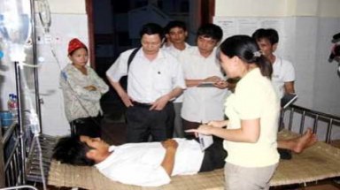  Hàng chục người ngộ độc vì ăn thịt trâu chết do rắn cắn