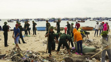 Ra quân làm sạch biển Hải Hòa, Thanh Hóa