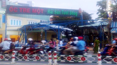  TPHCM: Sập mái quán nhậu, hàng chục nhân viên thoát chết