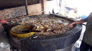 Dầu ăn từ mỡ thối, rác thải nhà bếp