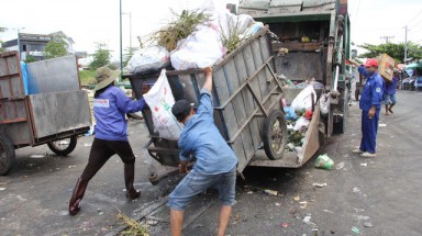 Không cho xe rác chạy xuyên tâm thành phố?