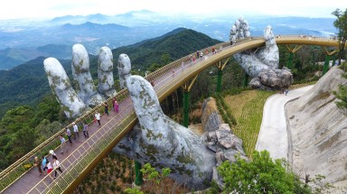 "Đôi bàn tay đỡ cây cầu Vàng" gây chú ý giữa trời Đà Nẵng