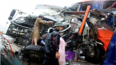  Xe tải đối đầu xe khách 17 người chết và bị thương