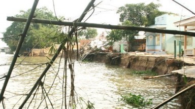   An Giang lấp hố xoáy chống sạt lở bờ sông Hậu 