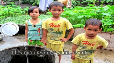 Hai em nhỏ nhanh trí cứu bạn khỏi chết đuối