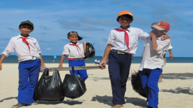 Ảnh đẹp về tình nguyện viên nhỏ tuổi bảo vệ môi trường