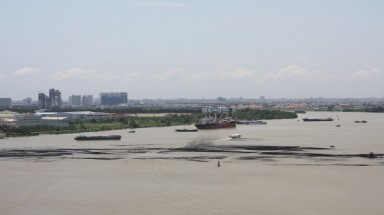 Bụi than giăng đen sông Sài Gòn