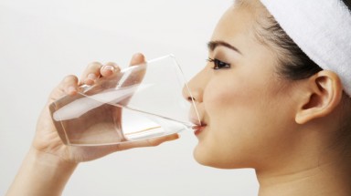 Nguy hiểm nếu uống nhiều hơn một ly nước trước khi ngủ