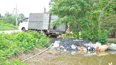  Long An: Bắt quả tang tài xế đổ chất thải độc hại