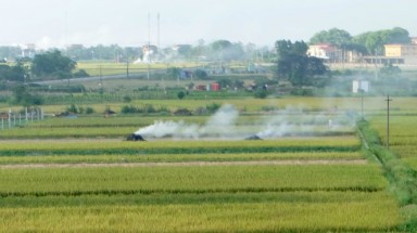 Lo nông dân đốt rơm rạ "thiêu" nội thành Hà Nội