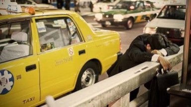 Kỳ lạ cảnh ”đường phố là nhà, ghế đá là giường” ở Tokyo