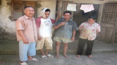 Ông lão 80 tuổi nuôi 3 con tâm thần