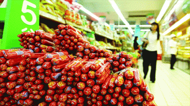  Rúng động vì xúc xích Trung Quốc có giòi