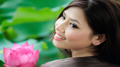 Người đẹp Biển Nguyễn Thị Loan hóa thôn nữ bên hoa sen