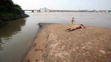  Tắm lõa thể tại sông Hồng