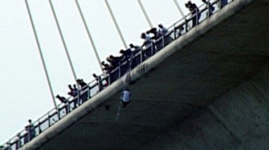  Treo mình 2 tiếng giữa cầu Bãi Cháy rồi tự tử