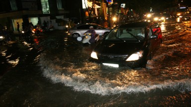 Hà Nội thành ”sông” sau trận mưa lớn