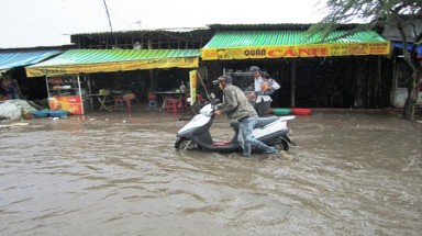 TPHCM: Nhiều tuyến đường lại thành "sông" sau mưa lớn